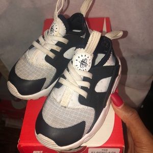 Nike Huarache Run Ultra sz 8 Black and White